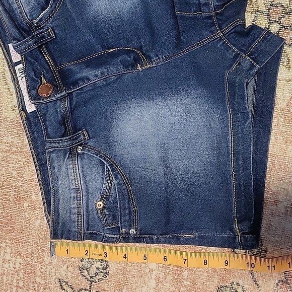 YMI WannaBettaButt Mid-Rise 2.5" Inseam Stretchy Denim Shorts Size 9 - Picture 8 of 11
